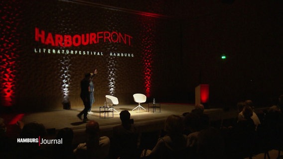 Eine Bühne mit dem Harbour-Front-Festival-Logo an der Wand. © Screenshot 