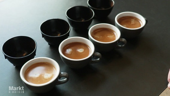 Mehrere Tassen Kaffee stehen nebeneinander auf einem Tisch. © Screenshot 