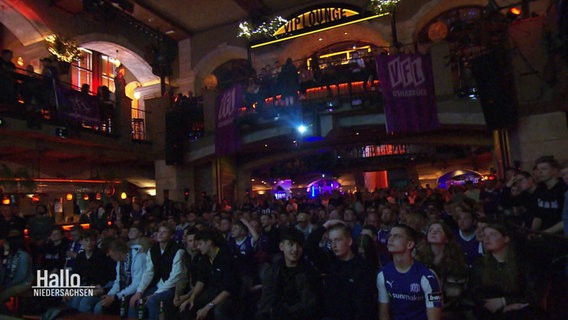 Viele Fans des Vfl Osnabrück sahen die Niederlage ihrer Mannschaft beim Public-Viewing in einer Discothek. © Screenshot 