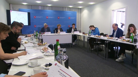 Ein Konferenzraum mit Menschen, unter anderem der niedersächsischen Innenministerin. © Screenshot 
