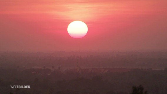 Sonnenuntergang mit orange-rotem Himmel über Angkor Wat © Screenshot 