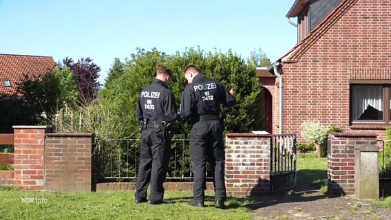 Polizeibeamte befragen Anwohnende in Bremervörde. © Screenshot 