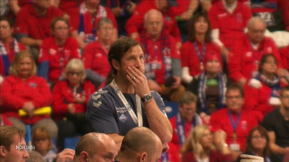 Trainer Torsten Jannsen steht vor Fankulisse im Stadion schaut nachdenklich auf das Spiel. © Screenshot 