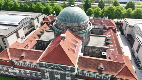 Das Hauptgebäude der Universität Hamburg mit seiner markanten Kuppel aus der Vogelperspektive. © Screenshot 