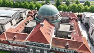 Das Hauptgebäude der Universität Hamburg mit seiner markanten Kuppel aus der Vogelperspektive. © Screenshot 