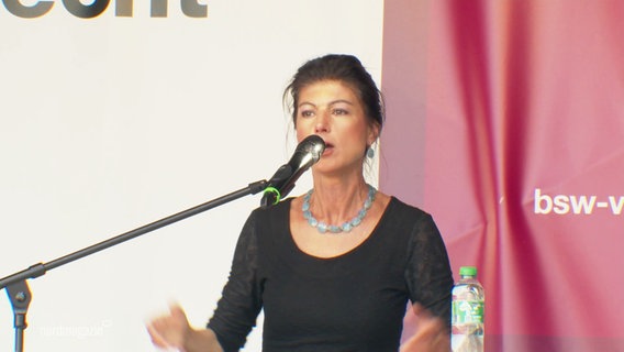 Sahra Wagenknecht spricht auf einem Rednerpodium. © Screenshot 