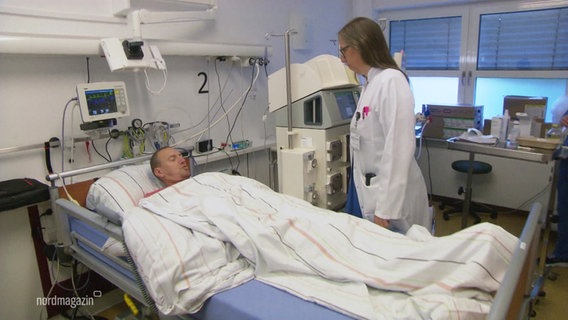 Eine Ärztin begrüßt einen Dialysepatienten am Krankenbett. © Screenshot 