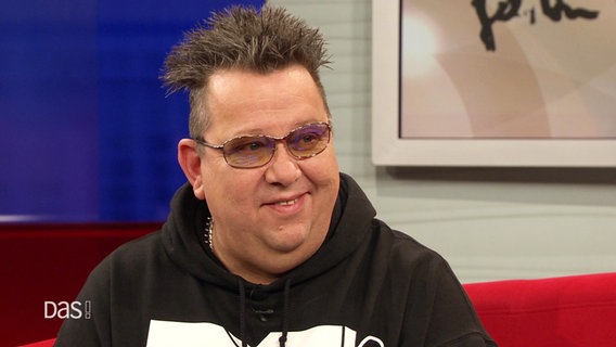 Musiker Sebastian Krumbiegel auf dem Roten Sofa bei DAS! © Screenshot 