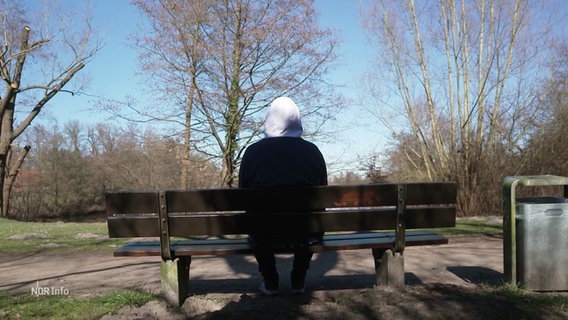 Ein Jugendlicher sitzt auf einer Bank. © Screenshot 
