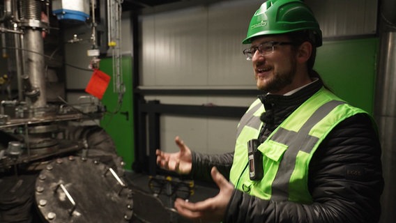Pascal Klein neben dem Reaktor, in dem Reifengranulat wieder in Öl zurückverwandelt wird. Pascal Klein neben dem Reaktor, in dem Reifengranulat wieder in Öl zurückverwandelt wird. © Screenshot