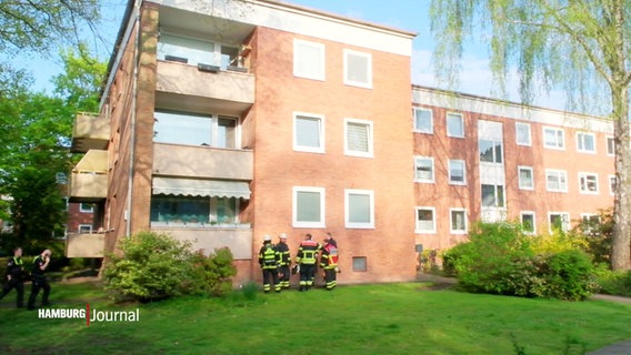 Ein Wohnkomplex in Wandsbek, davor stehen Rettungskräfte. © Screenshot 