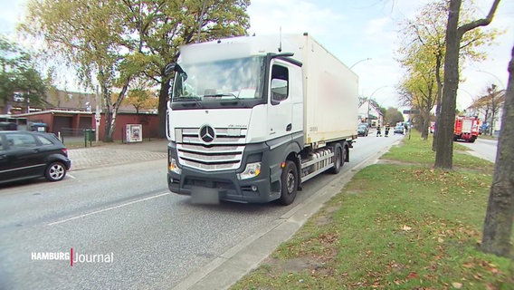 Ein weißer LKW auf einer Straße. © Screenshot 