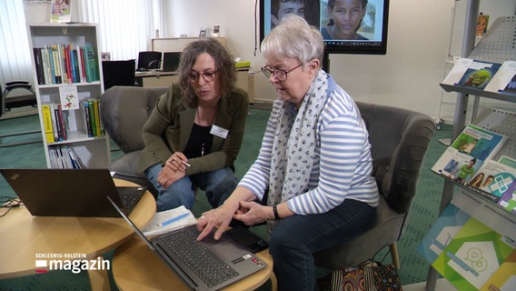 Zwei Frauen sitzen vor Laptops. © Screenshot 