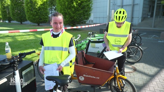 Edda Nieler und ein Kollege in Hannover. © Screenshot 