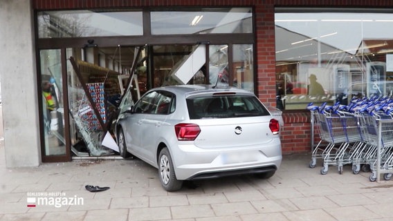 Ein Auto ist in einen Supermarkt gecrasht. © Screenshot 