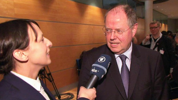NDR-Reporterin Caro Korneli im Interview mit SPD-Kanzlerkandidat Peer Steinbrück.  