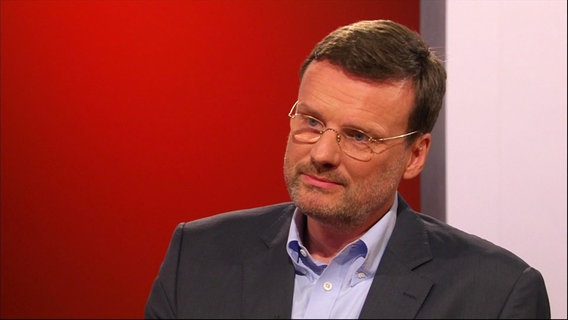 Professor Dr. Claas-Hinrich Lammers im Studio.  