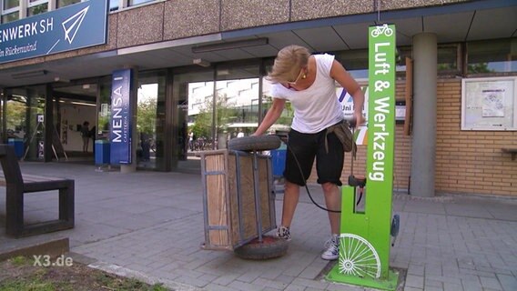 Fahrradreparaturstation an der Kieler Uni.  