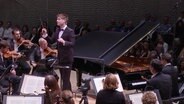 Dirigent Krzysztof Urbanski und Pianist Bertrand Chamayou spielen mit dem NDR Elbphilharmonie Orchester bei der Opening Night 2018. © NDR 