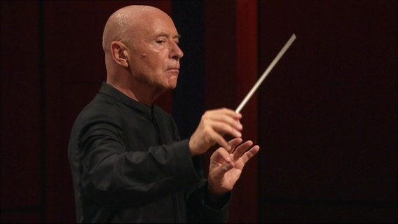 Christoph Eschenbach dirigiert das NDR Sinfonieorchester.  