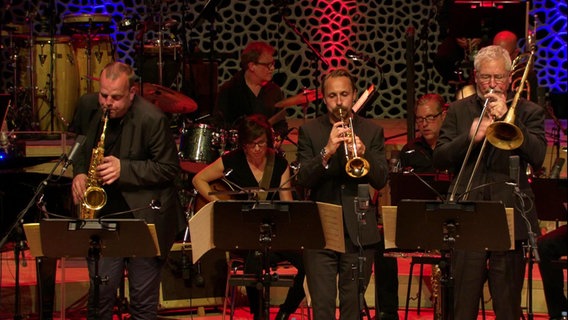 Screenshot: Die NDR Bigband spielt in der Elbphilharmonie das Programm "Selfies". © Screenhsot/NDR Foto: Screenshot