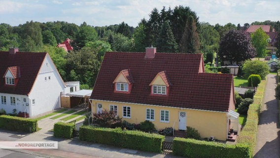 Blick auf zwei Häuser Häuser in der Fritz-Schumacher-Siedlung in Hamburg-Langenhorn  