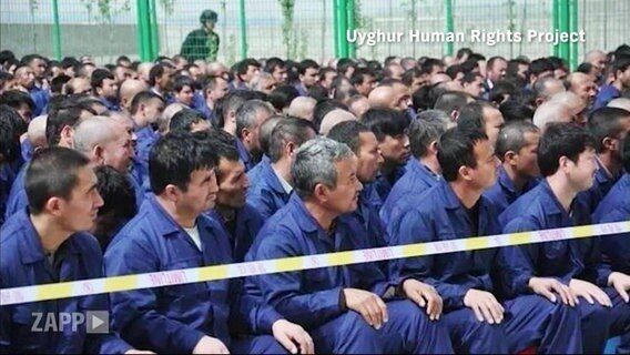 Inhaftierete Uiguren im Umerziehungslager in China.  