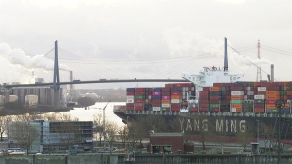 Rauchende Fabrikschornsteine im Hamburger Hafen.  