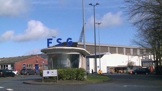 Der Eingang der Werft FSG in Flensburg. © NDR 