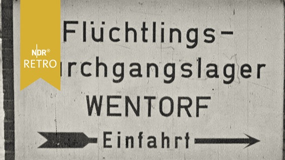Wegweiser-Schild mit Aufschrift "Flüchtlings-Durchgangslager Wentorf Einfahrt"  