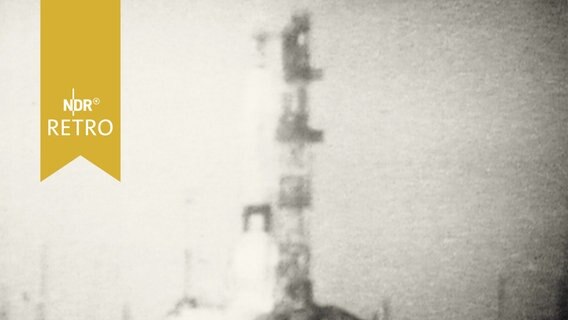 Raumfahrtrakete auf der Abschussrampe in Cape Canaveral kurz vor dem Start 1962  