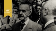 Thomas Mann mit anderen Menschen ca. 1955  