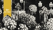 Aufgebahrter Sarg von Ernst Rowohlt mit vielen Blumengestecken (1960)  