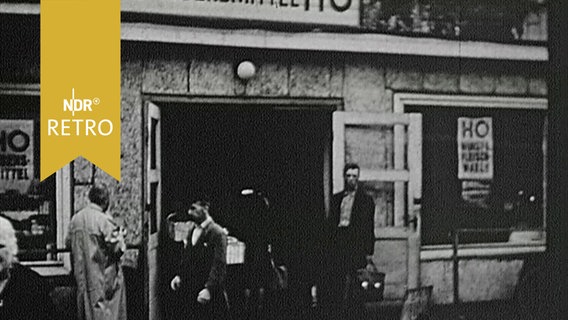 HO-Lebensmittelladen von außen mit Passanten oder Kunden in der DDR 1961  