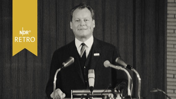 Willy Brandt bei Rede auf dem Deutschlandtreffen in Hamburg 1963  