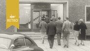 Premierengäste betreten das neue Rundfunkhaus des NWDR in Hamburg-Lokstedt 1953  