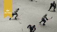 Eishockeyspieler in Aktion (1965)  