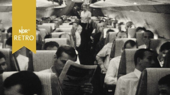 Fußballspieler des DFB-Teams 1965 im Flugzeug bei der Rückkehr aus Schweden  