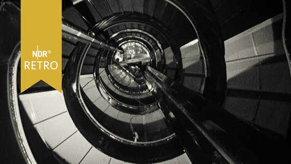Blick nach oben im Leuchtturm Kiel (1965)  
