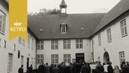 Besucher im Innenhof des Scholss Neuenburg (1965)  