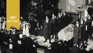 Sarg des niedersächsischen Ministerpräsidenten Hinrich Wilhelm Kopf in der Kirche, gesäumt von Ehrengarde beim Staatsbegräbnis Ende Dezember 1961  