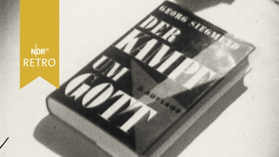 Buch "Der Kampf um Gott" liegt auf einem Tisch (1962)  