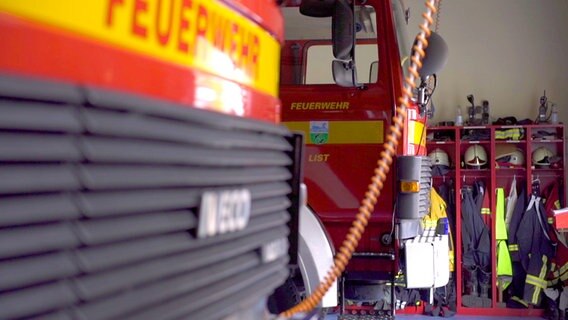 Zwei Feuerwehr-Lkw der Feuerwehr List. © NDR/Christiane Schuhbert TV 