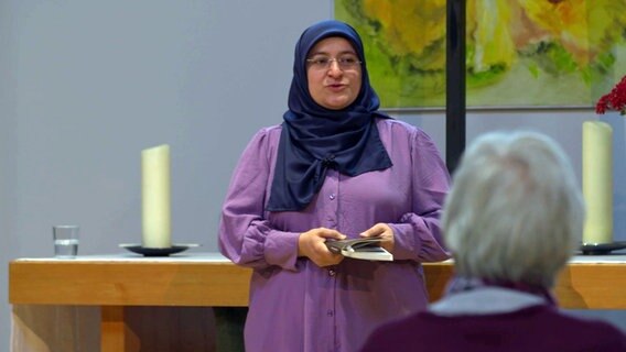 Elif Demirkan-Çoban redet mit einer Frau. © NDR 
