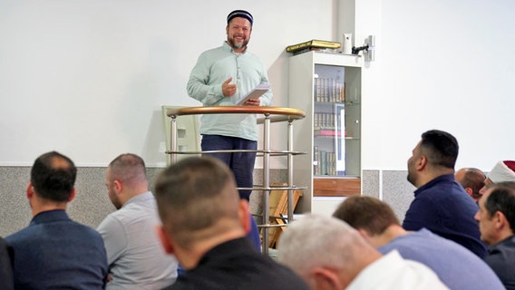 Ender Çetin predigt in einer Moschee in Osnabrück. © NDR 