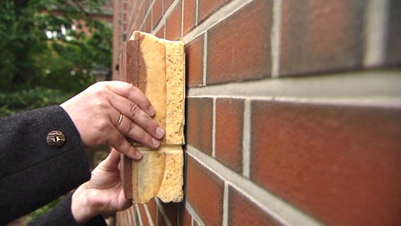 Verbundkonstruktion aus Polyurethan mit außen aufgeklebten "Klinkerriemchen" © NDR 