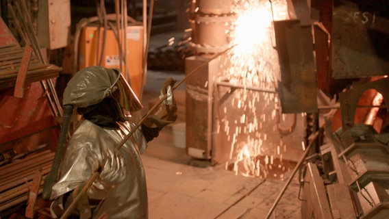 Der Bedarf an Kupfer steigt jährlich. Bei Aurubis in Hamburg wird er verarbeitet. © NDR/HTTV Produktion/Michael Höft 