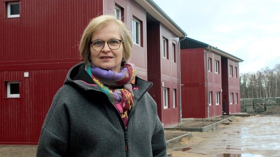 Katrin Schmieder, Sozialdezernentin von Norderstedt von einem Block von Modulbauten. © NDR 