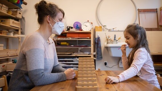 Die sechsjährige Liya geht ab dem kommenden Sommer auf die Grundschule. In der Kita zählt sie deshalb zu den "Königskindern" und bekommt Förderunterricht. © NDR/Lucas Stratmann 