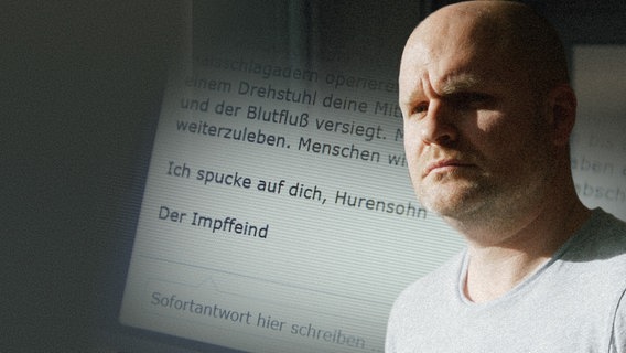 Montage: ernstblickender Mann, dahinter Bedrohungsmail mit Text "Ich spucke auf dich, Hurensohn, Der Impffeind". © NDR 